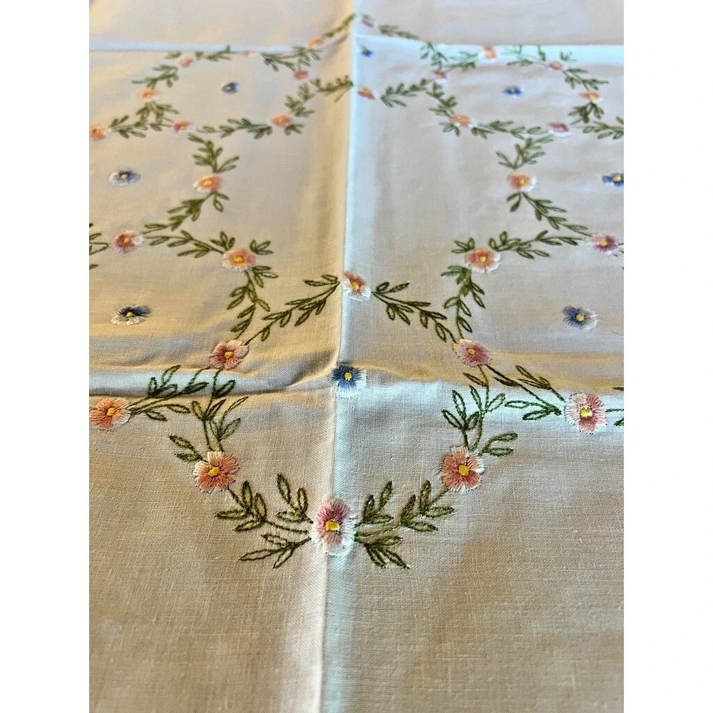 Vintage Embroidered Small Tablecloth & 4‎ Napkins Set Floral Crisp White Cottage